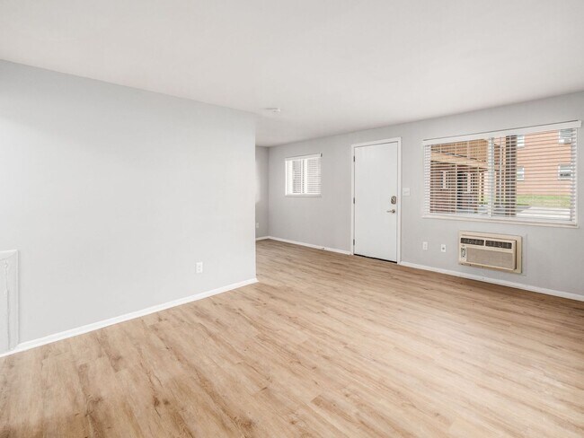 Building Photo - 593 Riverview Dr