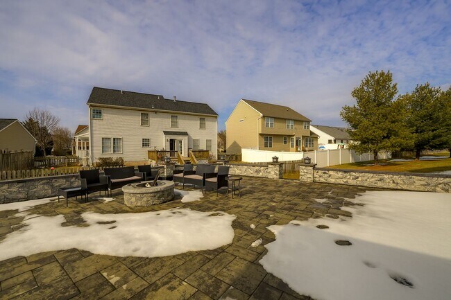 Building Photo - Luxurious Single Family Home in Emerald Farm