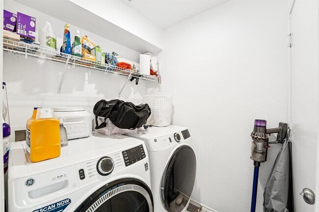 Building Photo - 15307 Sweet Caddie's Dr