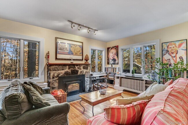 Building Photo - 4 Valley Trail