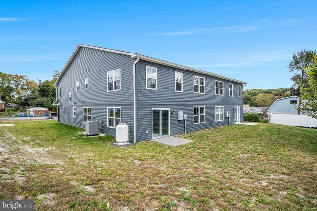 Building Photo - 1500 Embassy Dr