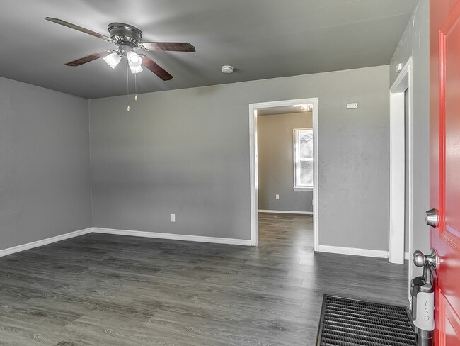 Building Photo - Completely Remodeled 2 bed 1 bath