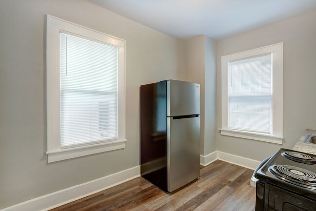 Building Photo - Newly Renovated 2BR/1BA Home In Downtown S...