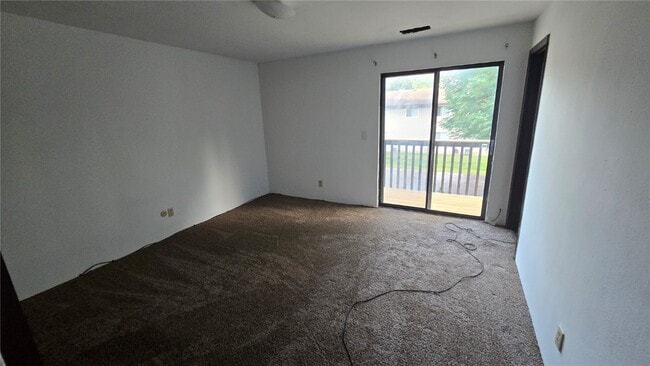 Building Photo - 10 Yorkshire Ln