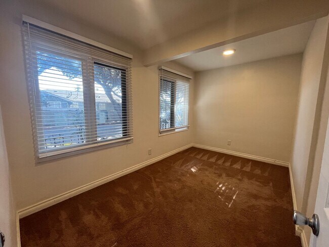 Building Photo - Renovated 1BR Steps to Windansea Beach