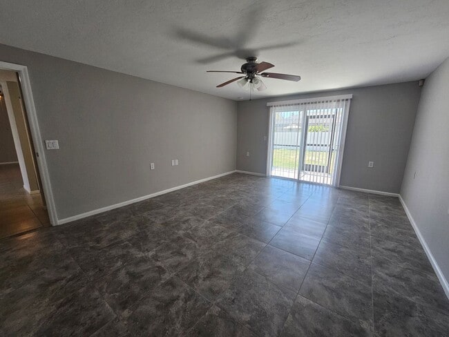 Building Photo - Pet Friendly Updated GREAT home in the area of Trafalgar and Skyline close to boat ramp and park!
