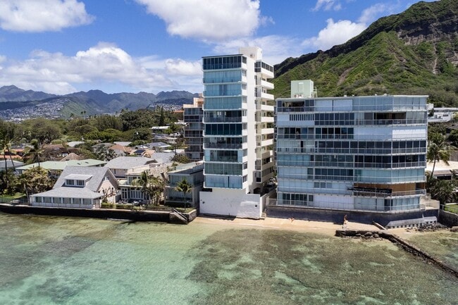 Building Photo - 3065 Kalakaua Ave