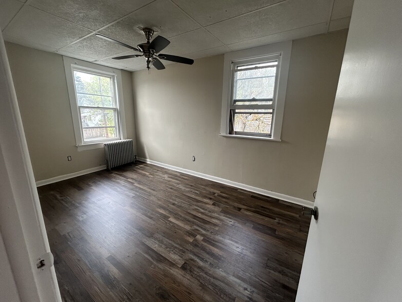Building Photo - 117 Oak St