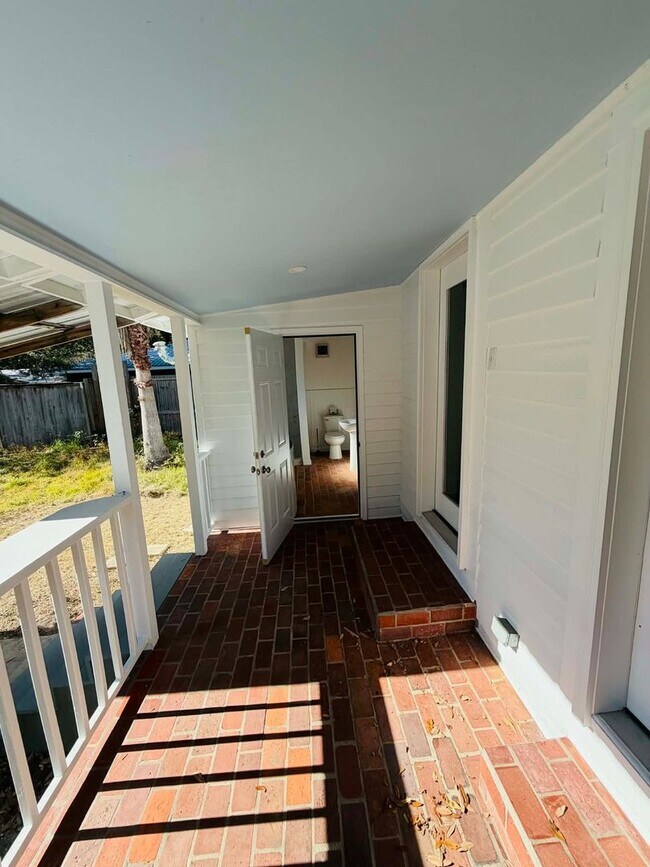 Building Photo - Stunning Renovated 3bedroom 2.5 bathroom Cottage