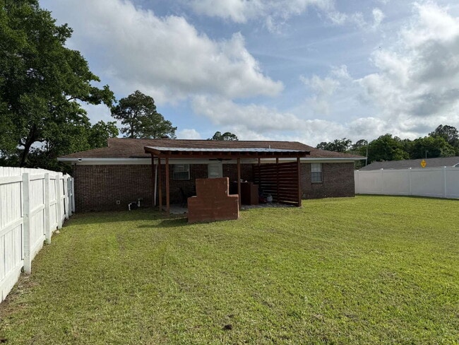 Building Photo - 738 Carondelay Dr