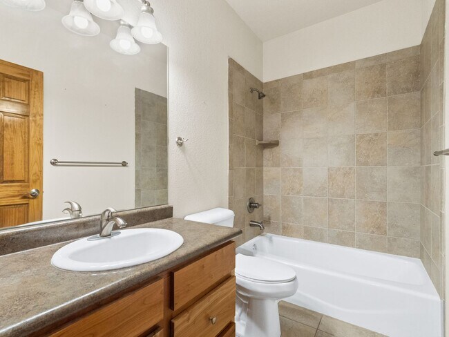 Building Photo - Exceptionally Spacious in the Pointe!