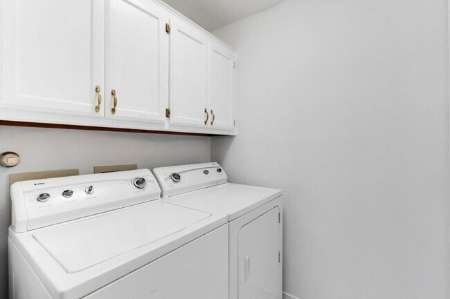 Building Photo - 9512 Rosas Ave NE