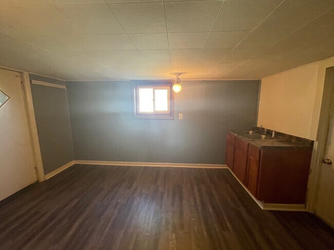 Building Photo - 609 Sager St