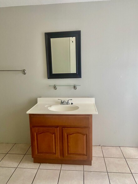 Building Photo - 420 10th Ave S