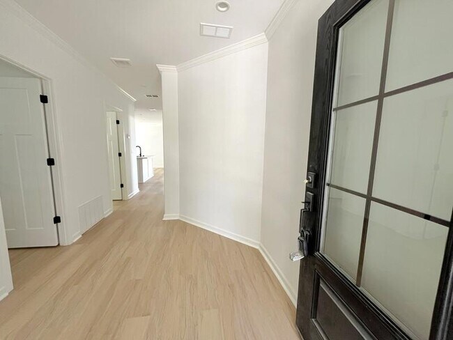 Building Photo - 5656 Woodford St
