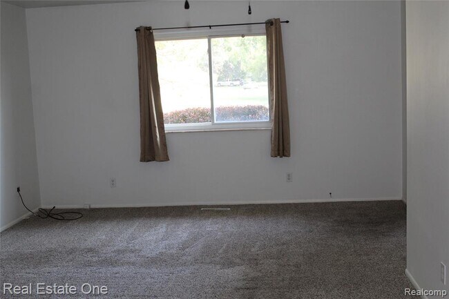 Building Photo - 37 /39 Maplecrest Dr