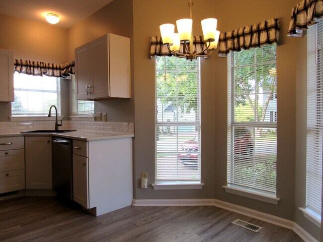 Building Photo - Beautiful 3 bed 2.5 bath Franklin Home