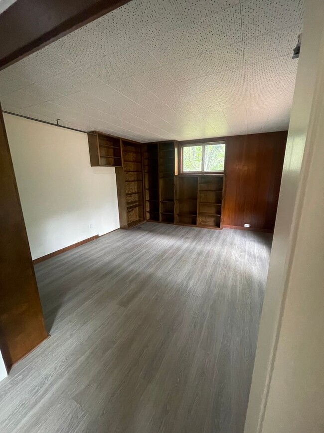 Building Photo - Large Home with Spacious Pet Friendly Back...