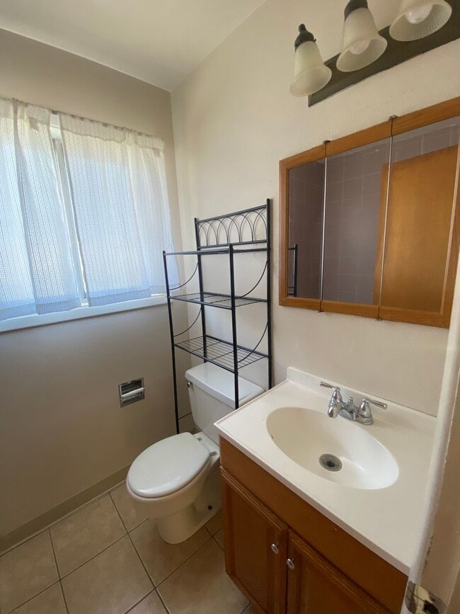 Building Photo - 2 Bed 1 Bath duplex with water, sewer and ...