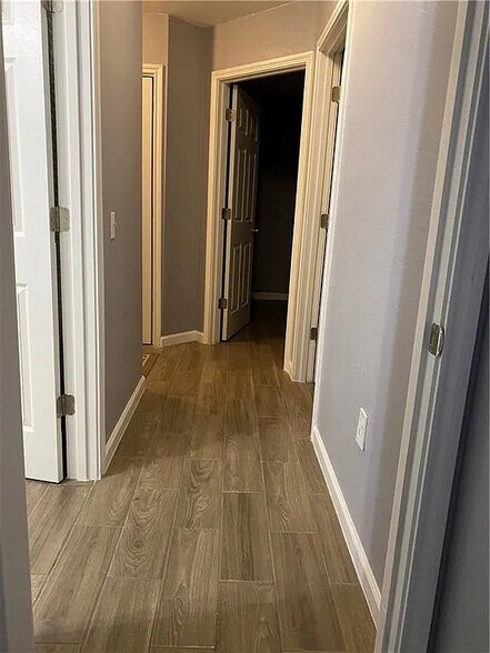 Building Photo - Room in House on Dittmar Oaks Dr