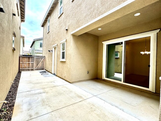 Building Photo - CLEAN 3 BED, 2.5 BATHS, 2 CAR GARAGE IN NO...