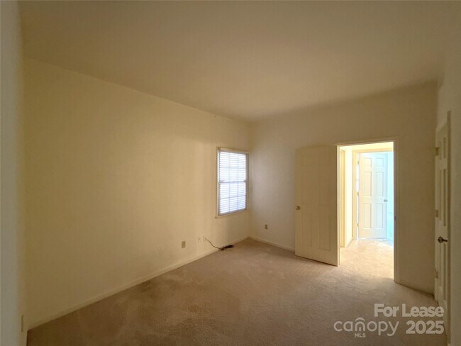 Building Photo - 1016 Queens Rd