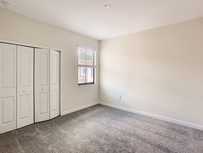 Building Photo - Gorgeous 4 bedroom townhome!