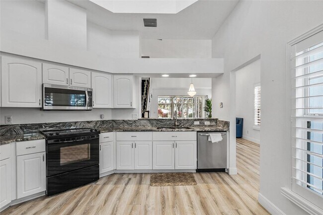 Building Photo - Stunning Custom Rental in Gated 55+ Royal ...