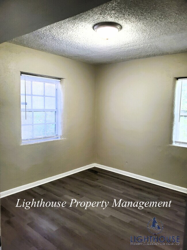 Building Photo - NEWLY RENOVATED 3 bed/2 bath!