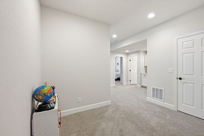 Building Photo - 5765 Mammoth Ln