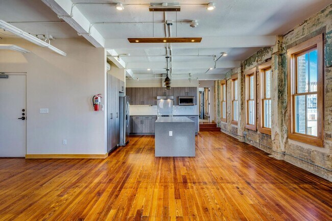 Building Photo - LUXURY   CONDOS IN THE HEART OF ALAMO CITY