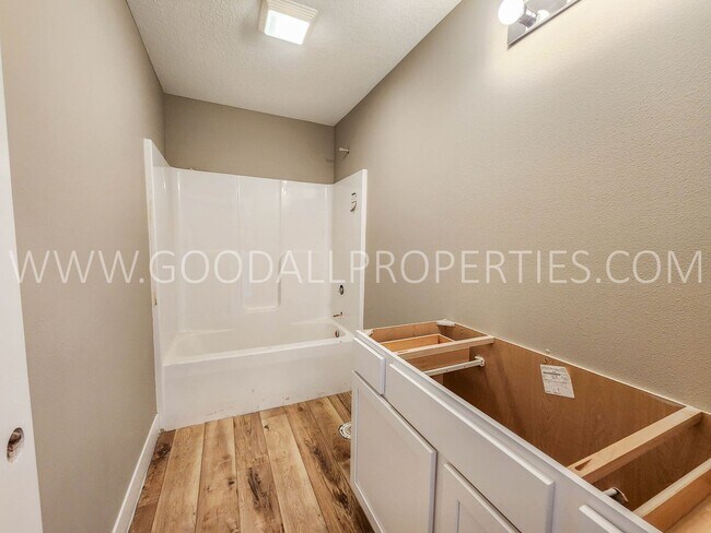 Building Photo - 6-Bedroom, 4-Bath Home in Waukee with Finished Basement & 3-Car Garage