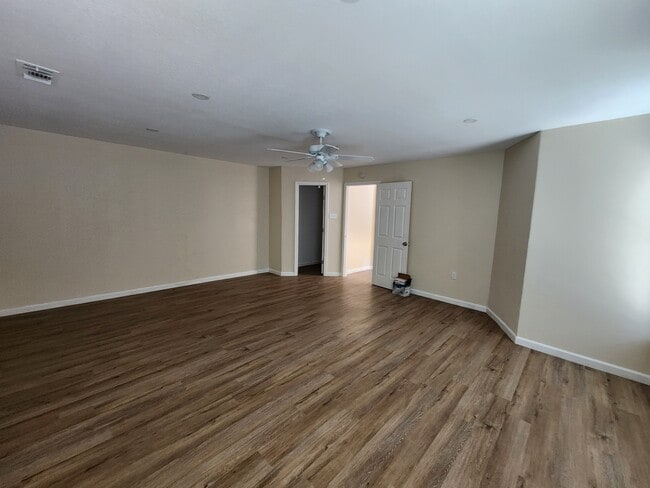 Building Photo - 101 E Cherokee Dr