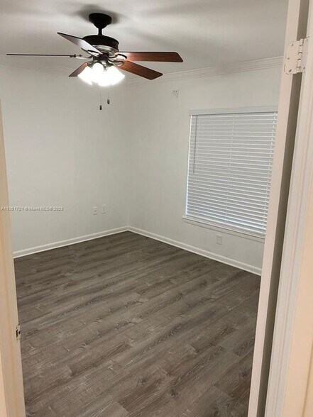 Building Photo - 4871 Via Palm Lakes Via