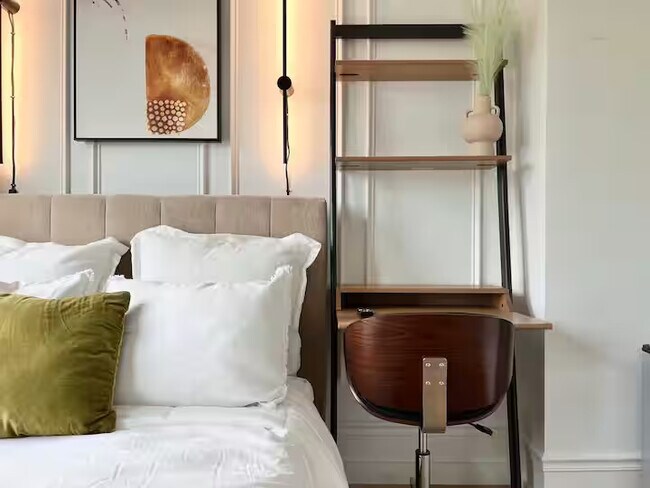 Building Photo - Furnished room/NOT APARTMENT