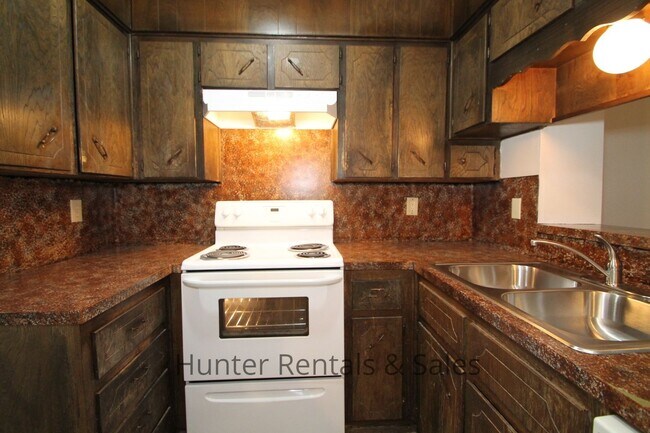 Building Photo - Water paid on this 1 bedroom close to post!