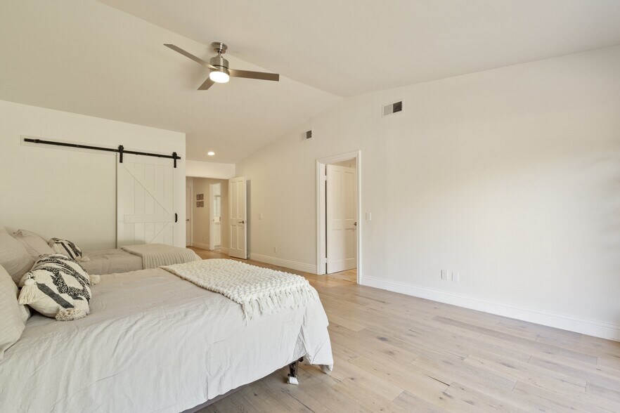 Master Bedroom - 6146 Shadycreek Dr