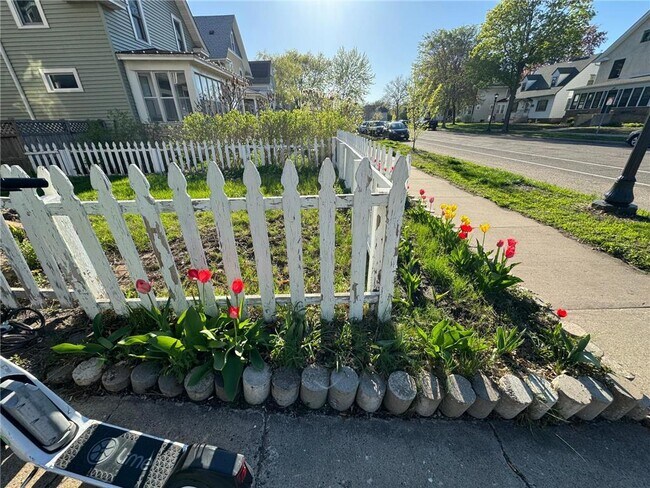 Building Photo - 1464 W Minnehaha Ave