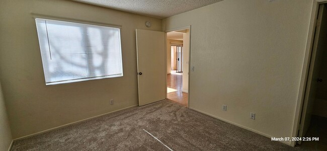 Building Photo - Las Palmas Down Stairs Condo in Gated Comm...