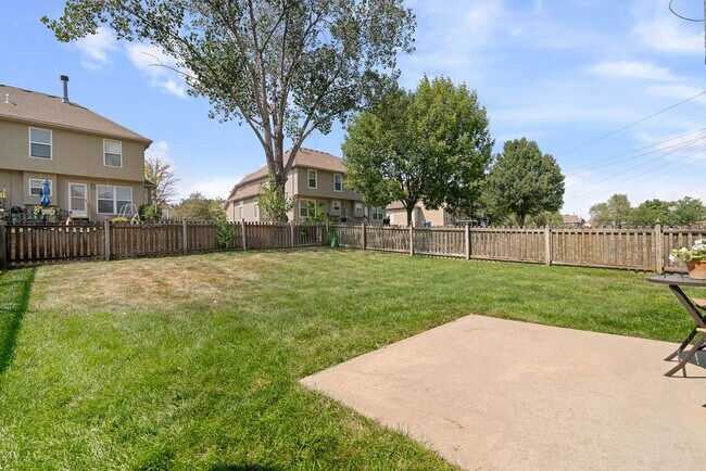 Building Photo - {13862} Spacious townhome in Prime Location + Maintenance Provided Community + Neighborhood Pool ...