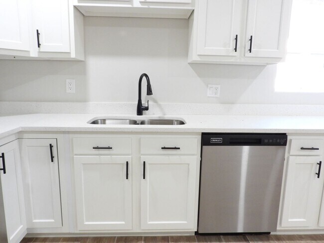 Building Photo - Close to Downtown 3 Bed 2 Bath with Fenced Backyard