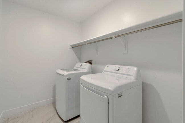 Building Photo - Beautiful Interior Townhouse - 3BD 3BA 2GA