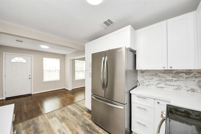 Building Photo - 608 Thomas Ave