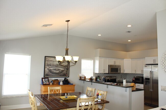 Building Photo - 12872 Meadowbend Dr