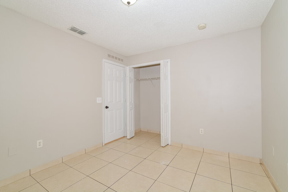 Building Photo - 742 Paris Dr