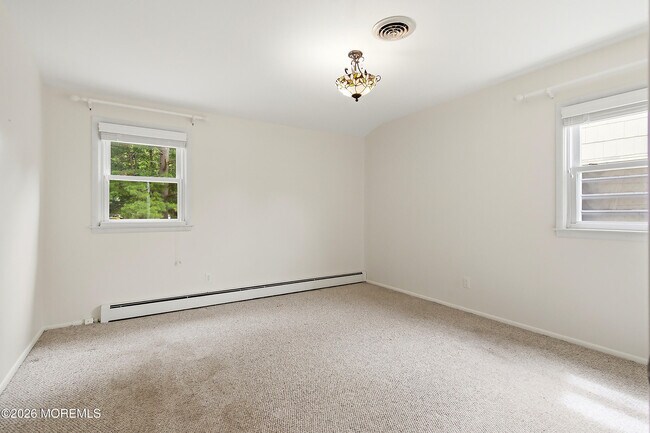 Building Photo - 943 Edgebrook Dr N