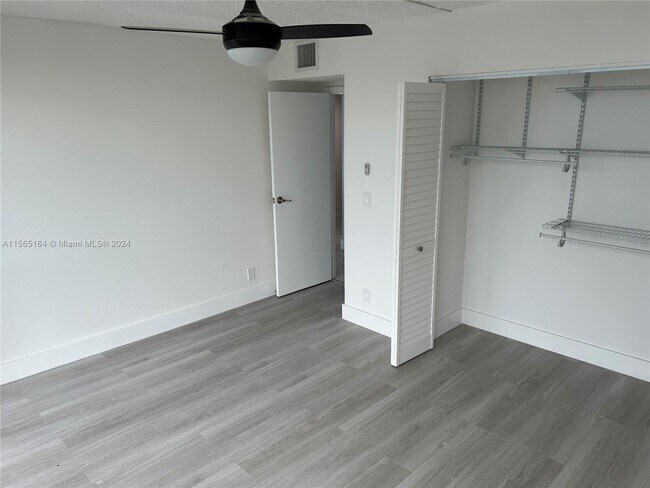 Building Photo - 1000 Parkview Dr