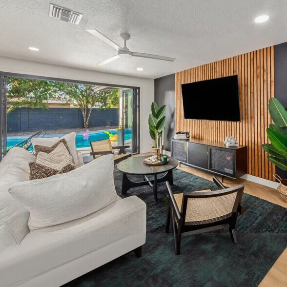 Building Photo - 5002 E Paradise Dr