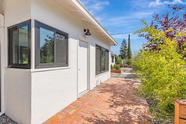 Building Photo - Remodeled Home in near Downtown Mountain View