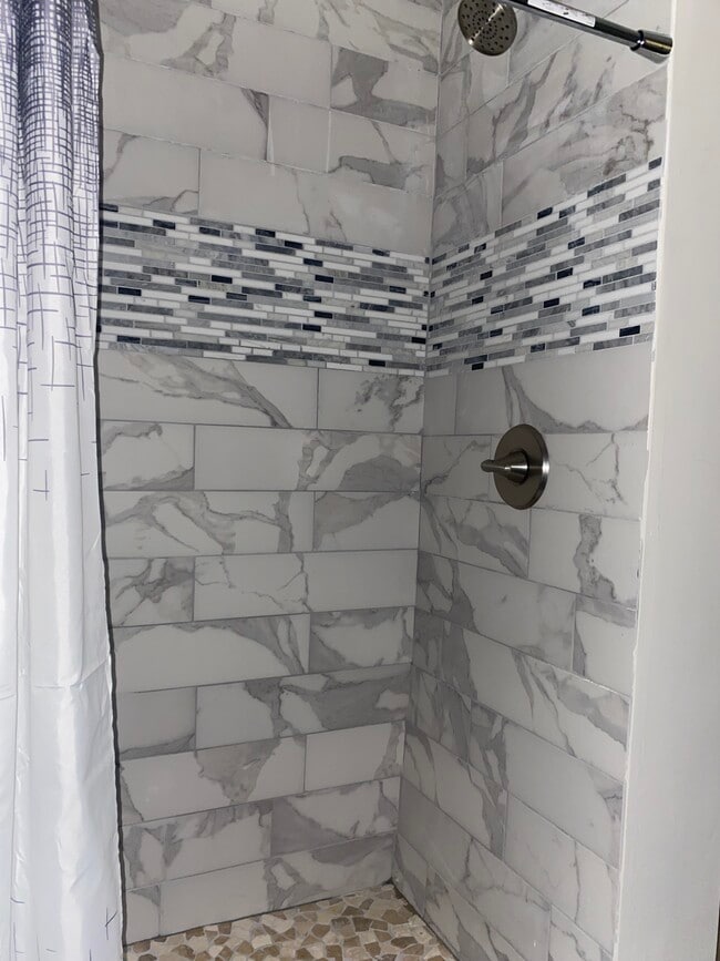 Building Photo - 755 Cascade Dr